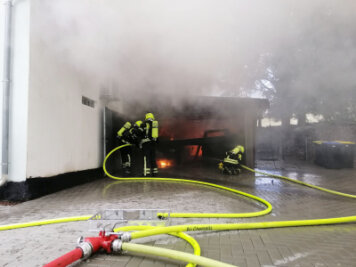 Garage geht in Flammen auf - Nachbarn in Sicherheit gebracht - 