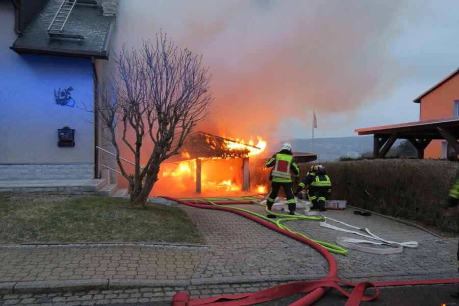 Garage in Aue steht in Flammen - Brandursachenermittler hat einen Verdacht - Schon beim Anrücken der Feuerwehren brannte die Garage in voller Ausdehnung. 