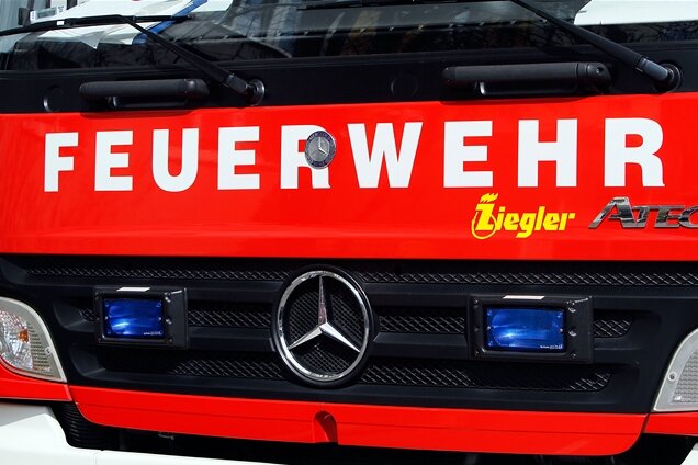 Garage mit Auto steht in Plauen in Flammen - 