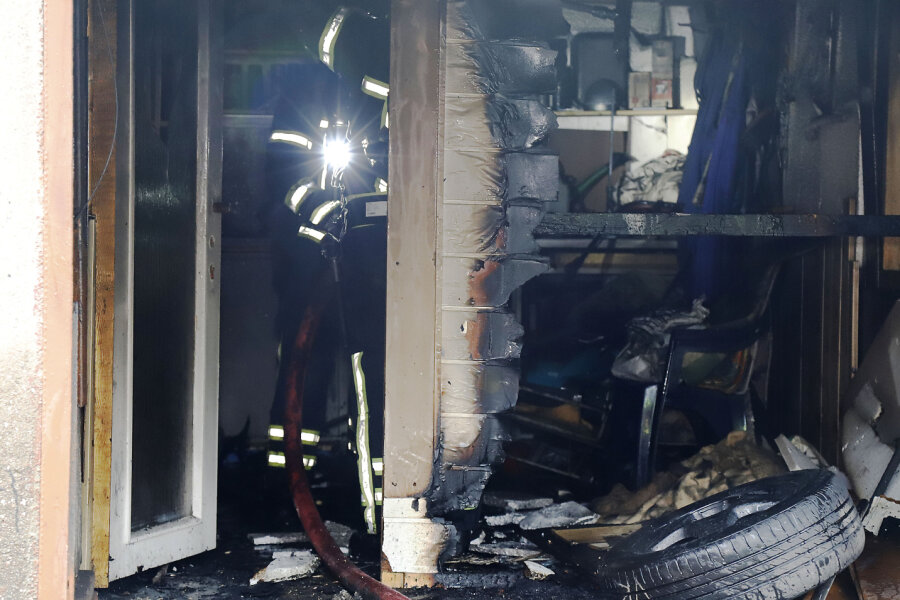 Garagen in Brand geraten - Die Garage war aus noch ungeklärter Ursache in Brand geraten.