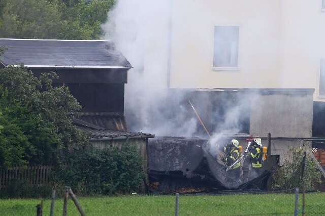 Garagen in Hohndorf niedergebrannt - Polizei ermittelt wegen fahrlässiger Brandstiftung - Eine Garage an der Oberen Angerstraße ist komplett niedergebrannt.