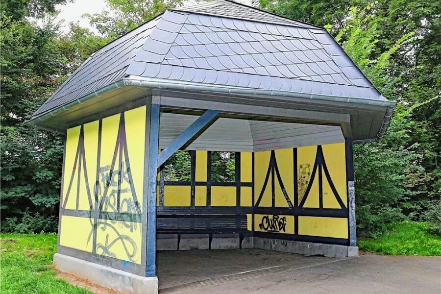 Garagen in Werdau mit Graffiti besprüht - 2021 war der Pavillon im Werdauer Stadtpark mit Graffiti besprüht worden. 