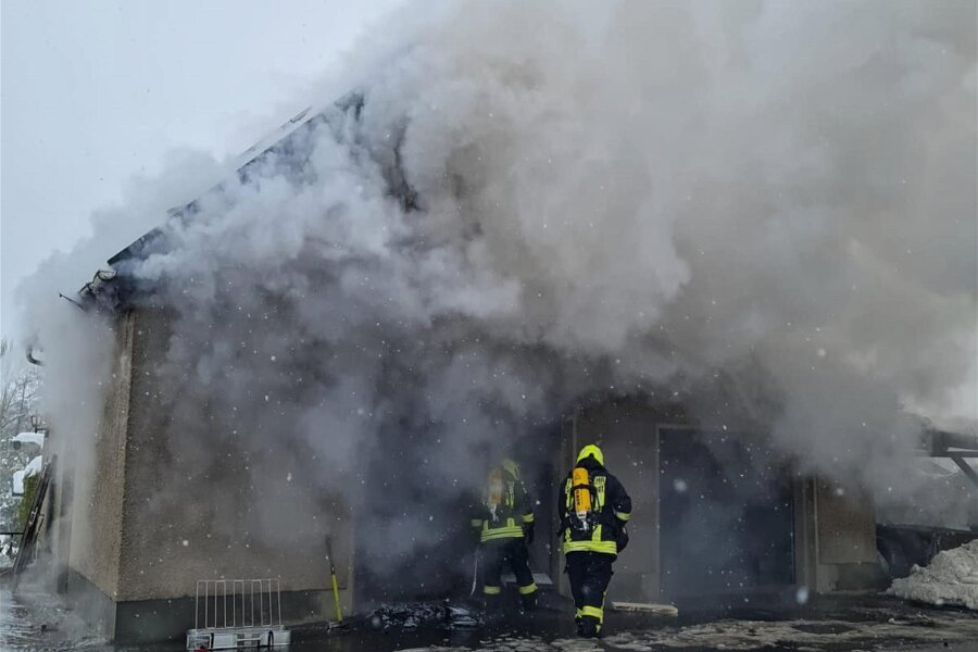 Garagenbrand bei Oederan: Darum löste die Warn-App aus - In Görbersdorf waren am Mittwoch mehrere Feuerwehren wegen eines Garagenbrands im Einsatz.