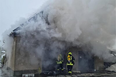Garagenbrand bei Oederan: Polizei erklärt die Ursache - In Görbersdorf waren am Mittwochvormittag mehrere Feuerwehren im Einsatz. Foto: