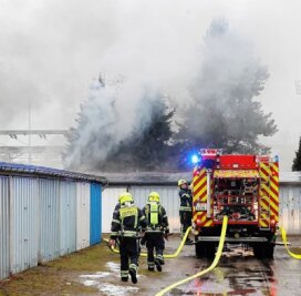 Garagenbrand: Vier Autos beschädigt - Acht Garagen und vier darin abgestellte Autos sind bei dem Brand am Eichenweg nahe der Planitzwiese beschädigt worden. 