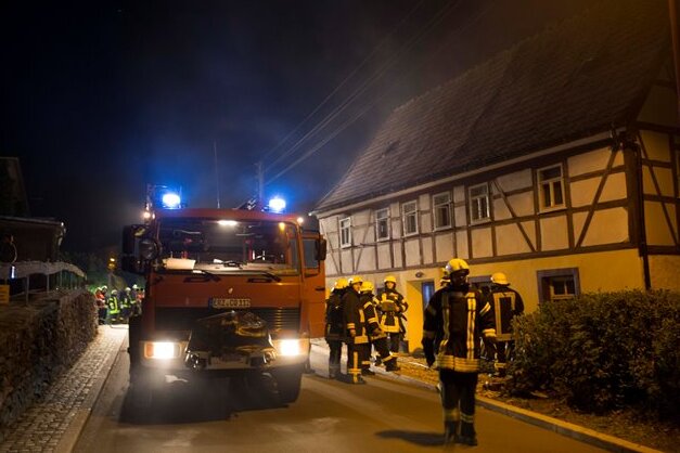 Gardine brennt - Feuerwehreinsatz in Weißbach - 