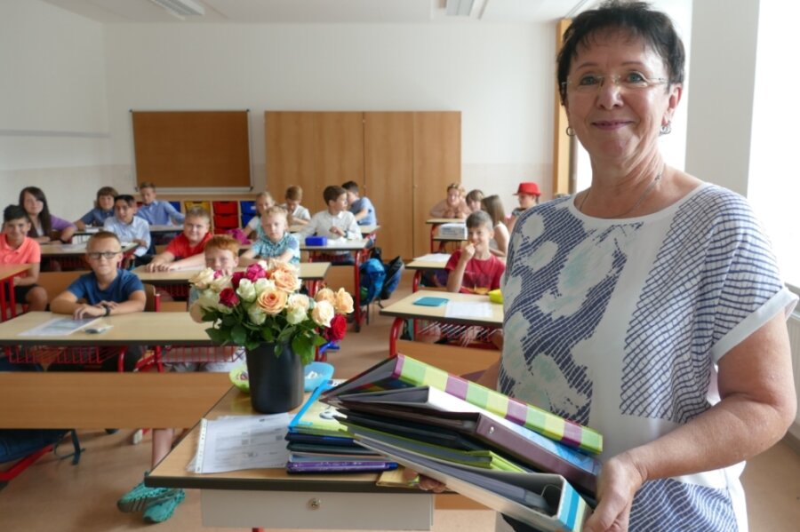 Garten soll nach 44 Jahren das geliebte Klassenzimmer ersetzen - Zum letzten Mal hat Angela Hofmann Ende vergangener Woche ihren Schülern die Zeugnisse überreicht. 