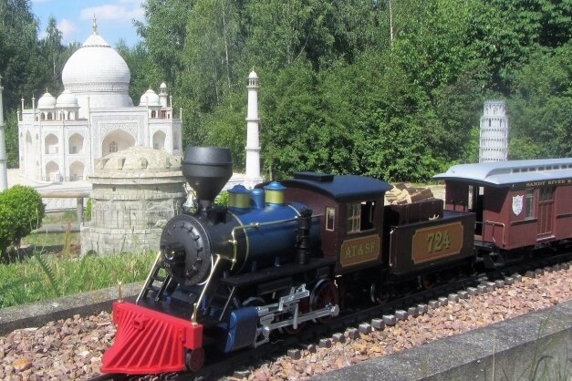 Eine Gartenbahn fährt bei einem früheren Treffen in der Lichtensteiner Miniwelt am Modell des indischen Taj Mahal vorbei.