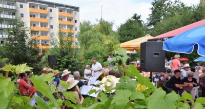 Gartenfest im Neubaugebiet West - Unter Leitung von Sebastian Zippel musizierten die Original Hirschsteiner Musikanten am Sonntag auf ihrem Vereinsgelände. Kein Platz blieb frei.