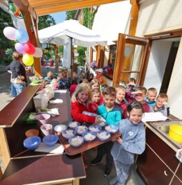 Gartenküche am Kindertag eröffnet - Am gestrigen Kindertag wurde an der Theke der neuen Außenküche der Kita Märchenland Eis mit Schlagsahne serviert. 