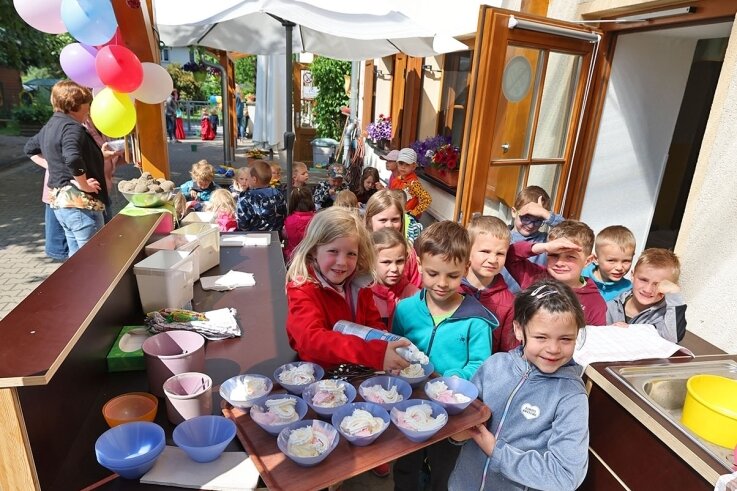 Gartenküche am Kindertag eröffnet - Am gestrigen Kindertag wurde an der Theke der neuen Außenküche der Kita Märchenland Eis mit Schlagsahne serviert. 