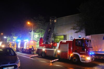 Gartenlaube an der Chemnitzer Fürstenstraße niedergebrannt - Eine angrenzende Lagerhalle wurde ebenfalls beschädigt. 