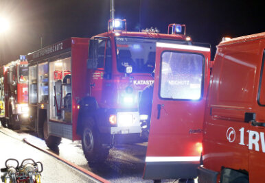 Gartenlaube brennt in Chemnitz Gablenz - Polizei sucht zwei Jugendliche - 