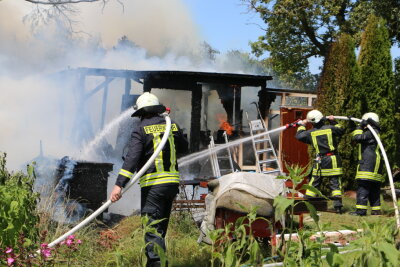 Gartenlaube brennt in Mühltroff ab - Sechs Hasen tot - In Mühltroff ist am Montagnachmittag eine Gartenlaube abgebrannt. 