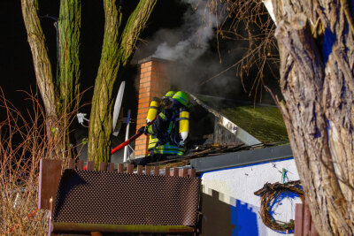 Gartenlaube brennt in Plauen - Feuerwehr rettet Tiere - Die Berufsfeuerwehr Plauen und die Freiwillige Feuerwehr Plauen-Stadtmitte befanden sich am Montagabend in der Marie-Curie-Straße im Einsatz.