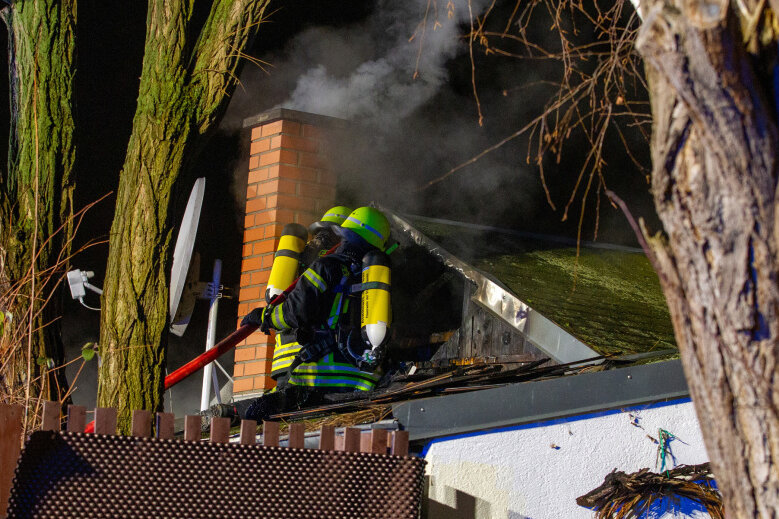 Gartenlaube brennt in Plauen - Feuerwehr rettet Tiere - Die Berufsfeuerwehr Plauen und die Freiwillige Feuerwehr Plauen-Stadtmitte befanden sich am Montagabend in der Marie-Curie-Straße im Einsatz.