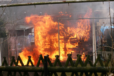 Gartenlaube in Flammen aufgegangen - 