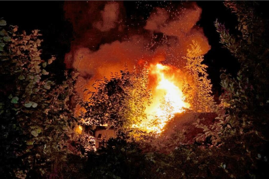 Gartenlaube in Frankenberg abgebrannt - In einer Kleingartenanlage in Frankenberg wurde eine Laube Opfer der Flammen.