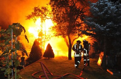 Gartenlaube und Garage in Olbernhau in Flammen - Feuerwehrleute mussten am Sonntagmorgen einen Laubenbrand in Olbernhau löschen. Einen Tag zuvor stand eine Garage im Ort in Flammen.