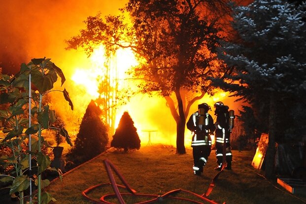 Gartenlaube und Garage in Olbernhau in Flammen - Feuerwehrleute mussten am Sonntagmorgen einen Laubenbrand in Olbernhau löschen. Einen Tag zuvor stand eine Garage im Ort in Flammen.