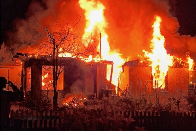 Gartenlauben brennen in Limbach-Oberfrohna: 30.000 Euro Schaden - Die Flammen in der Kleingartenanlage schossen am Samstagmorgen hoch in den noch dunklen Himmel.