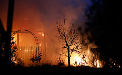 Gartenlauben in Chemnitz in Flammen - Verdacht auf Brandstiftung - 