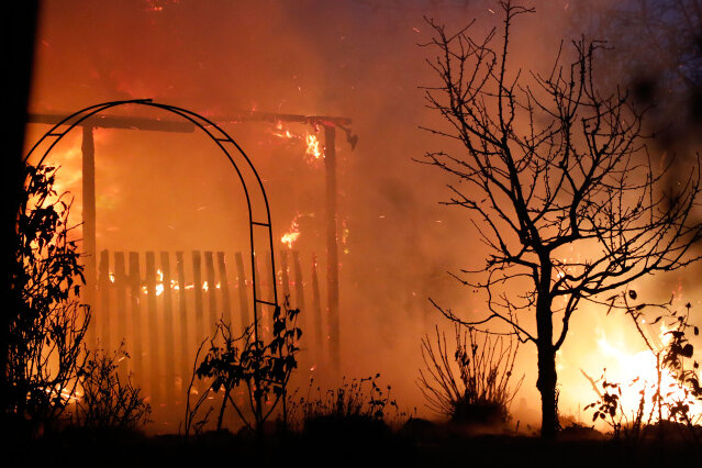 Gartenlauben in Chemnitz in Flammen - Verdacht auf Brandstiftung - 