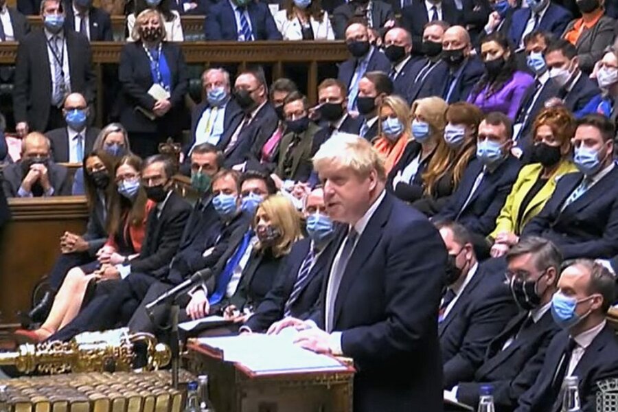 Gartenparty bringt Premier Johnson in Not - Premier Boris Johnson (Mitte) muss im Unterhaus eine Gartenparty in Lockdownzeiten erklären. 