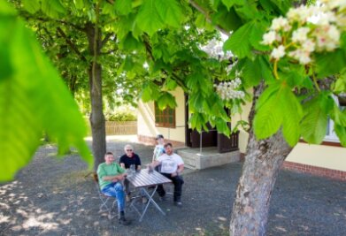 Gartenverein Chrieschwitzer Siedlung richtet Vereinsheim für neuen Pächter her - 