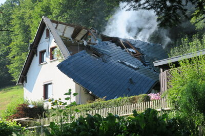 Gasexplosion zerstört Wohnhaus im Erzgebirge - 70-jähriger Besitzer tot - Das zerstörte Wohnhaus an der Talstraße in Lauter.
