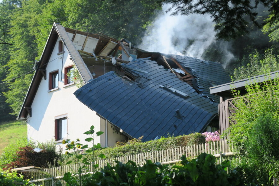 Gasexplosion zerstört Wohnhaus im Erzgebirge - 70-jähriger Besitzer tot - 