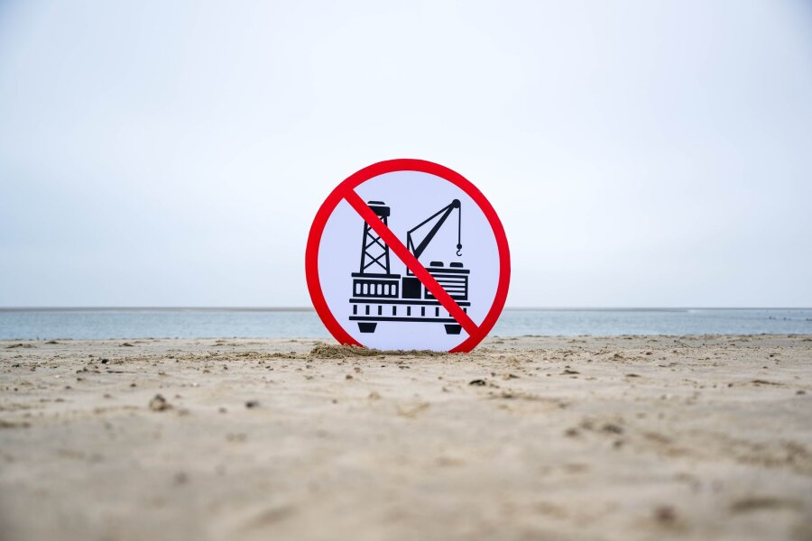 Gasförderung in Nordsee: Greenpeace besetzt Bohrplattform - In der vergangenen Woche hatte das niederländische Wirtschaftsministerium den Weg für die Erdgasförderung in der Nordsee freigemacht. Nun gibt es Protest.
