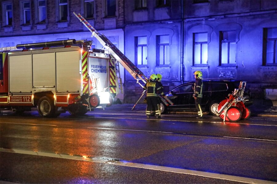 Gasgeruch: Feuerwehr auf der Frankenberger Straße in Chemnitz im Einsatz - Am Mittwochabend war die Feuerwehr auf der Frankenberger Straße in Chemnitz im Einsatz.