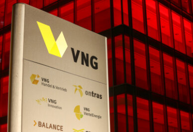 Gasimporteur VNG in Schieflage - Antrag auf Staatshilfe - Die blau beleuchtete Zentrale der VNG AG in Leipzig. Der Gasimporteur VNG ist in der Energiekrise in finanzielle Schieflage geraten.