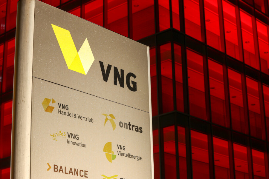 Die blau beleuchtete Zentrale der VNG AG in Leipzig. Der Gasimporteur VNG ist in der Energiekrise in finanzielle Schieflage geraten.