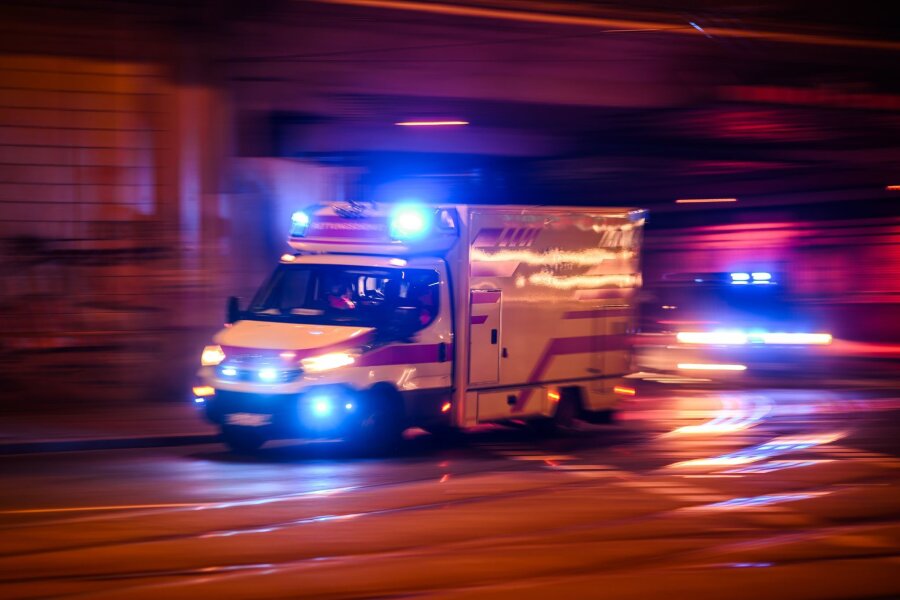 Gaskartusche explodiert im Restaurant: Drei Verletzte - Ein Rettungswagen fährt mit Blaulicht zu einem Einsatz.