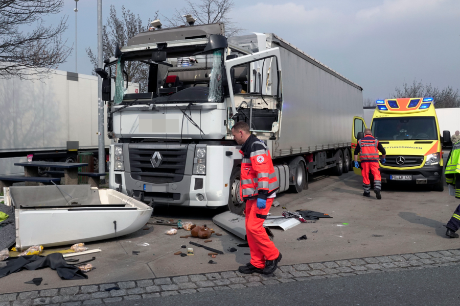 Gaskocher lässt Lkw-Führerhaus explodieren - 