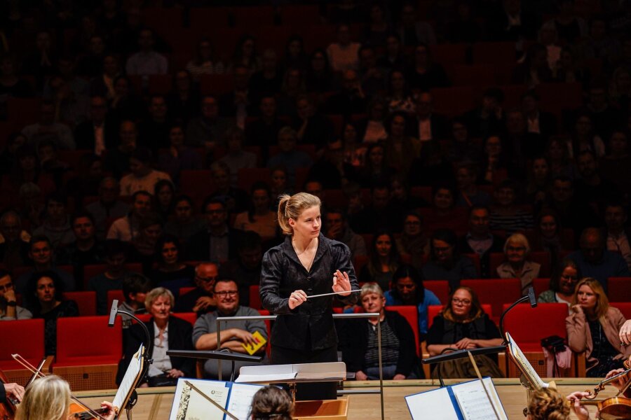 Gastdirigent-Position: Philharmonie engagiert erstmals Frau - Die Norwegerin Tabita Berglund beim Debüt am Pult der Dresdner Philharmonie am 3. November 2023.