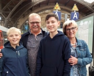Gastfamilien gesucht: Von Südamerika nach Freiberg - Familie Suchy empfängt Gastkind Jose Antonio aus Bolivien am Bahnhof Leipzig. 