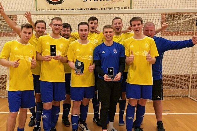 Gastgeber behält Pokal im eigenen Haus - Blau-Gelb Mülsen II feierte seinen Turniersieg. Dominique Lenk (bester Torhüter) und Kevin Benker (bester Torschütze) wurde eine besondere Ehre zuteil. 