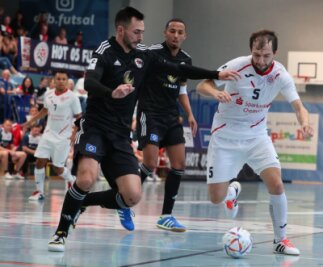 Gastgeber mit mühevollem Sieg - Das Futsal-Team aus Hohenstein-Ernstthal mit Gjokica-Djo Arsovski, der hier den Ball gegen zwei Hamburger Gegenspieler behauptet, hatte am Samstag harten Widerstand zu brechen. 