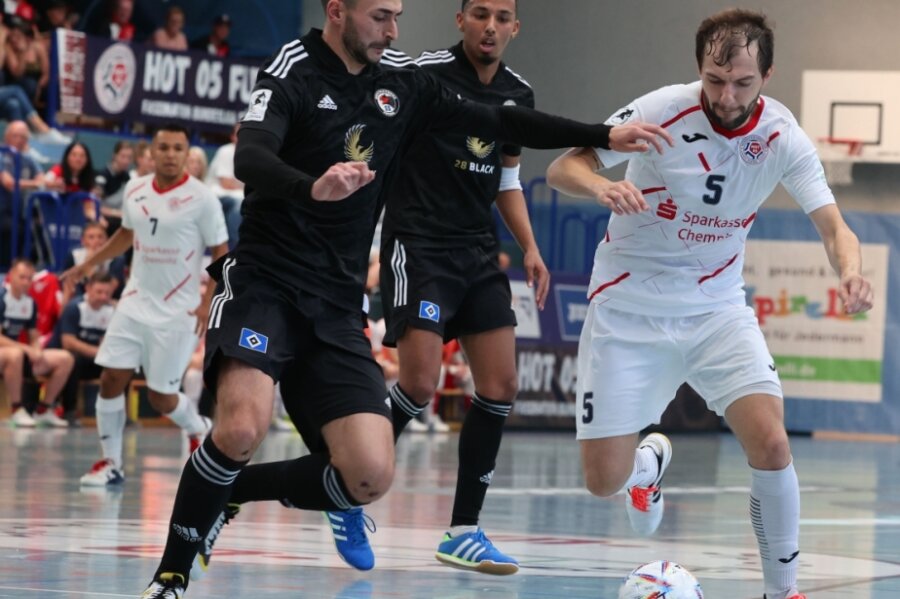 Gastgeber mit mühevollem Sieg - Das Futsal-Team aus Hohenstein-Ernstthal mit Gjokica-Djo Arsovski, der hier den Ball gegen zwei Hamburger Gegenspieler behauptet, hatte am Samstag harten Widerstand zu brechen. 