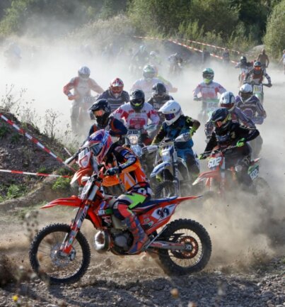 Gastgeber nicht zu bremsen - Allein an den Wettbewerben im Motorrad-Biathlon in der Sandgrube in Oberwiera haben sich rund 120 Fahrer beteiligt. 