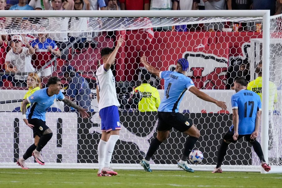 Gastgeber USA scheitert bei Copa América in Gruppenphase - Uruguays Mathias Olivera (l) entscheidet mit seinem Tor das Aus der US-Mannschaft.