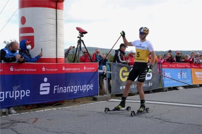 Gastgebererfolg in Oberwiesenthal: Vinzenz Geiger gewinnt bei Sommer-Grand-Prix - Vinzenz Geiger setzt sich auf dem Schlussanstieg durch. 