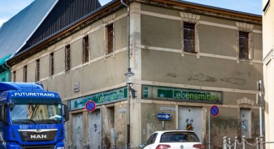 Gasthaus "Drei Schwanen": Rat beschließt Fassadenarbeiten - Nach einer langen Geschichte unter anderem als Standort eines Lebensmittelhandels ist das "Drei Schwanen" zum Schandfleck verkommen.