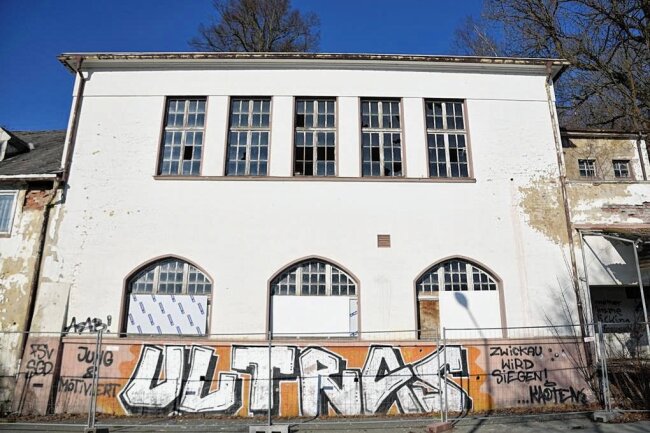 Gasthof-Brache am Ortseingang: Warum wird der Steinknock in Markneukirchen nicht endlich abgerissen? - Die Stadt Markneukirchen hat das ehemalige Gasthaus Steinknock an der Adorfer Straße in Siebenbrunn vor acht Jahren gekauft. 