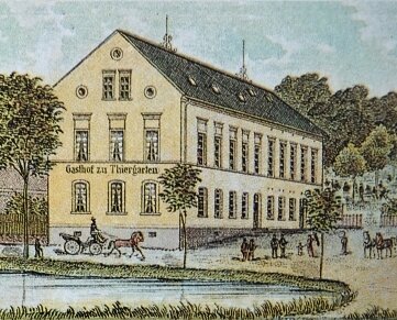 Gasthof steht im Plauener Stadtteil Thiergarten - Dieses Motiv entstammt einer Postkarte aus dem Jahr 1900 und zeigt, wie der Gasthof in Thiergarten damals aussah. 