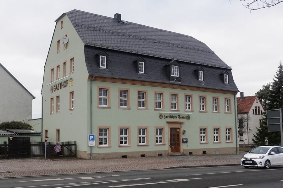 Der Gasthof "Zur Lichten Tanne" an der Ortsgrenze zwischen Zwickau und Lichtentanne ist nach mehr als einem Jahr Schließung verkauft worden und wird künftig türkisch-arabische Spezialitäten anbieten. 