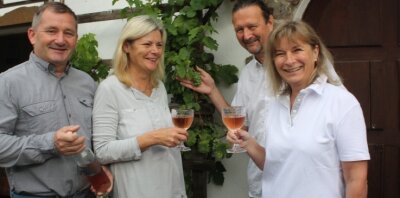 Gastronom plant Weinfest an der Parkschänke - Robby und Simone Lindner mit Ingo und Ulrike Lang (von lins). Gemeinsam organisieren sie in Limbach das kleinste Weinfest der Welt